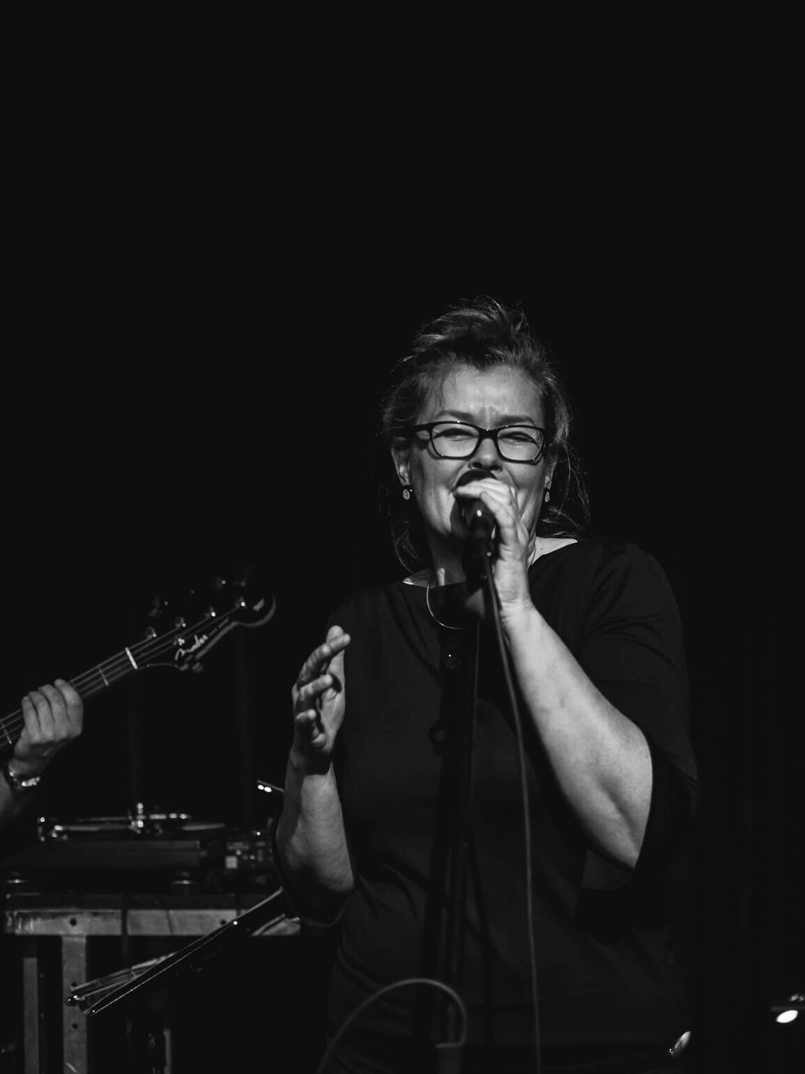 Silke Friedmann Musik Coverbild Funkband singt auf der Bühne