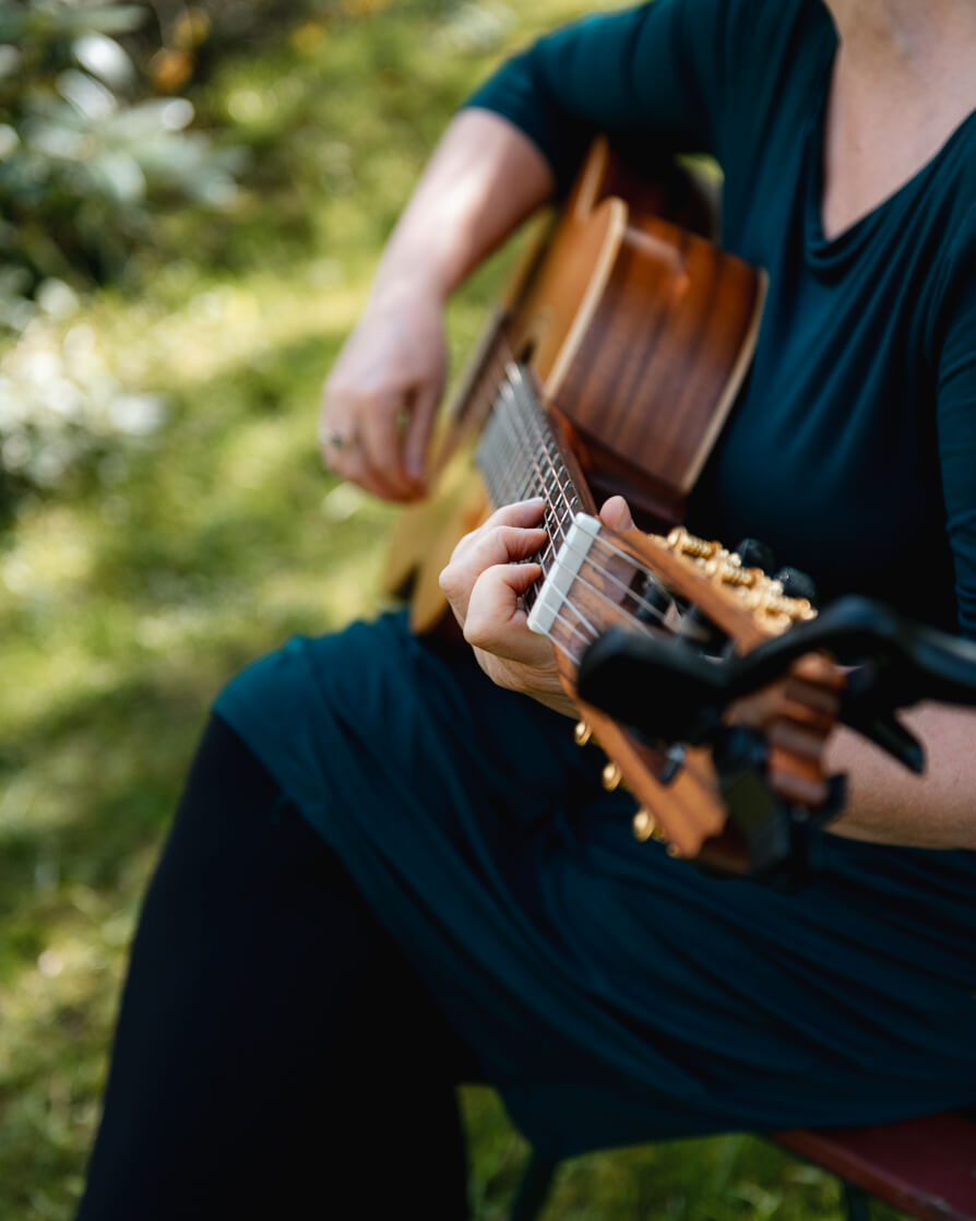 Silke Friedmann Musik Coverbild Hände an Gitarre